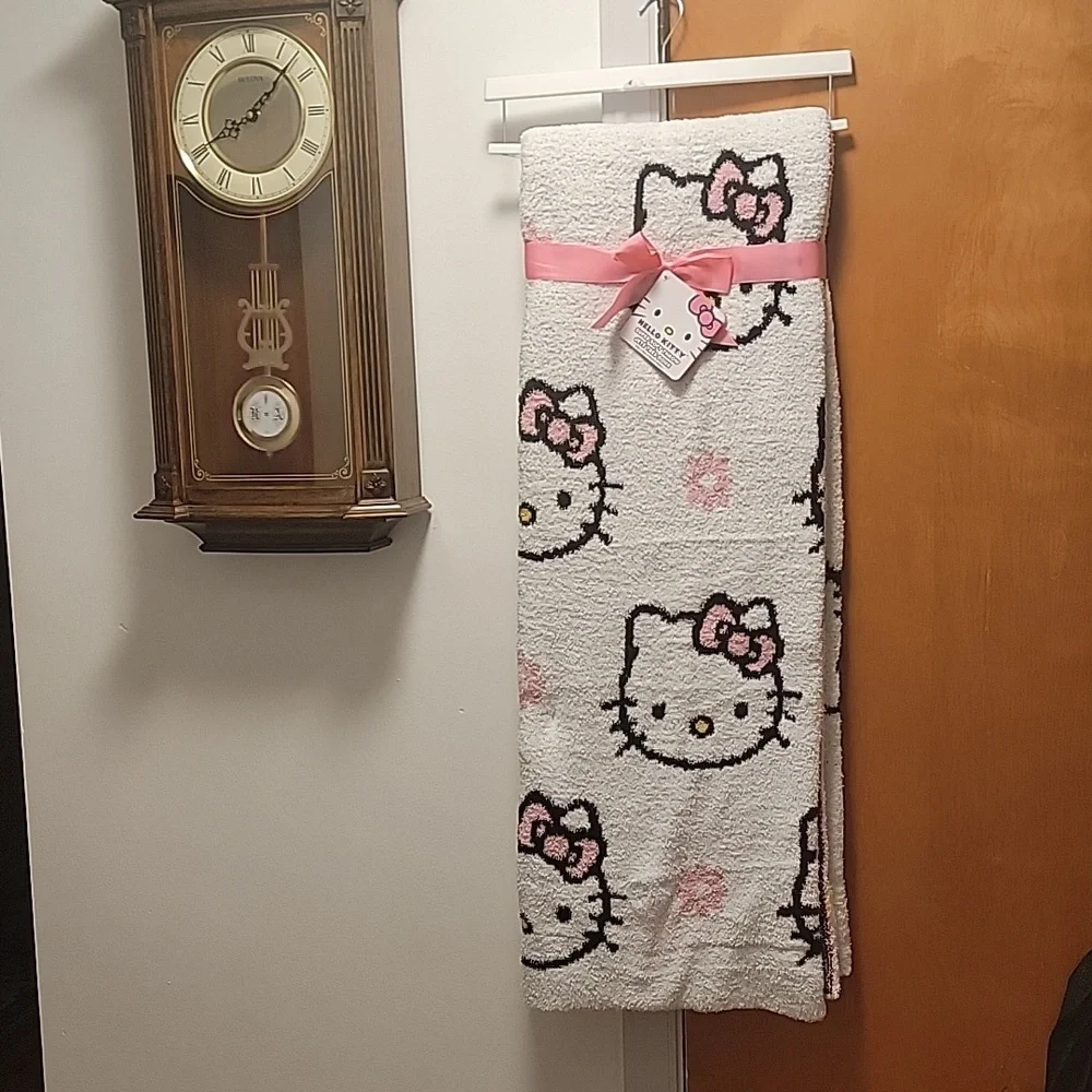 HELLO KITTY SUPER SOFT THROW - Picture 1 of 4